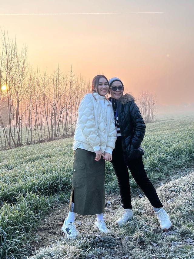 6 Potret Ibunda Ayu Ting Ting saat Liburan di Eropa, Penampilan Tanpa Hijab Jadi Sorotan