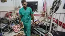 Lebih dari 1.600 tenaga medis berikut 254 jurnalis dan 540 pekerja bantuan kemanusiaan tewas. Tampak dalam foto, seorang pria memeriksa kerusakan di sebuah ruangan setelah pengeboman Israel di Rumah Sakit Nasser di Khan Yunis, Jalur Gaza selatan, pada 17 Desember 2023. (Foto oleh AFP)