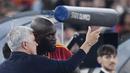 Pelatih AS Roma, Jose Mourinho, memberikan arahan kepada Romelu Lukaku, saat melawan AC Milan dalam laga giornata ketiga Liga Italia di Stadion Olimpico, Roma, Sabtu (2/9/2023). AS Roma tumbang dengan skor 1-2. (AFP/Filippo Monteforte)
