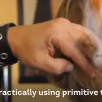 Gak pakai gunting, kapster satu ini membentuk rambut pelanggannya dengan api dan samurai. Kamu berani coba?