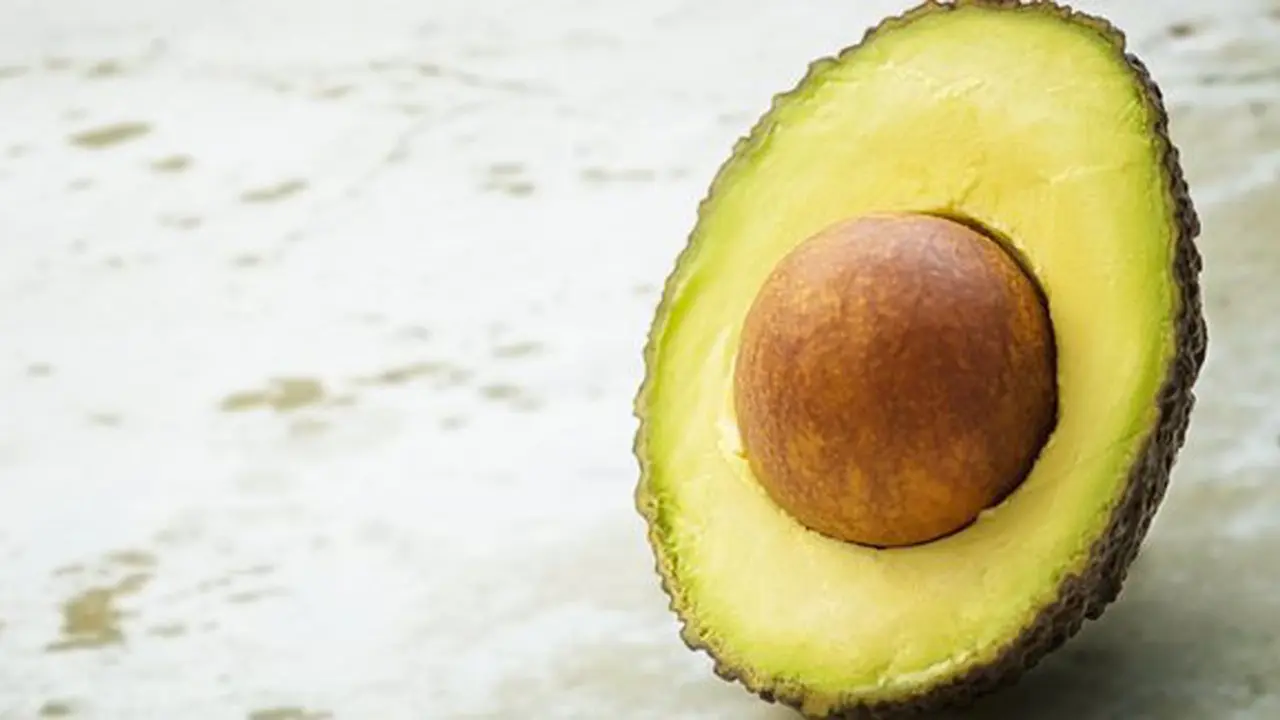 Mematangkan alpukat dengan tusuk gigi/Copyright: pexels.com