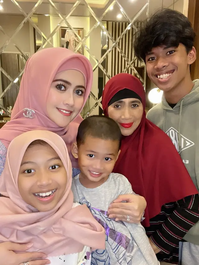 Jarang Tersorot, Ini 6 Momen Kebersamaan Meggy Wulandari dan Putra Sulungnya
