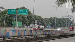 Kendaraan melintasi jalan tol Kebon Bawang, Tanjung Priok, Jakarta, Kamis (5/11/2020). Tarif baru Tol Jakarta Outer Ring Road (JORR) I, Jalan Tol Akses Tanjung Priok (ATP) dan Jalan Tol Pondok Aren-Ulujami mengalami kenaikan Rp 1.000 hingga Rp 1.500 dalam waktu dekat. (Liputan6.com/Faizal Fanani)