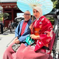 Dalam potret yang diunggah, Marini terlihat duduk anggun di bawah bunga sakura sambil memegang payung tradisional Jepang. [@marinizumarnisreal].