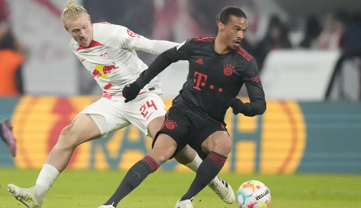 Penyerang Bayern Munchen Leroy Sane berebut bola dengan gelandang RB Leipzig Xaver Schlager pada laga pekan ke-16 Bundesliga Jerman 2022-2023 di Red Bull Arena, Sabtu (21/1/2023) dini hari WIB. Bayern Munchen berbagi poin saat bertandang ke markas RB Leipzig. (AP Photo/Matthias Schrader)