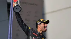 Pebalap Red Bull Racing, Daniel Ricciardo, menjadi pemenang balapan F1 GP Malaysia di Sirkuit Sepang, Minggu (2/10/2016). Kemenangan ini tak lepas dari nasib apes yang dialami pebalap Mercedes GP, Lewis Hamilton. (AFP/Mohd Rasfan)
