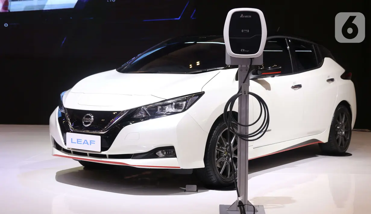 Mobil listrik Nissan yang dipamerkan pada ajang pameran Gaikindo Indonesia International Auto Show (GIIAS) 2021 di ICE BSD, Tangerang, Banten, Senin (15/11/2021). Para produsen otomotif berlomba menampilkan ragam mobil listrik untuk disajikan kepada para pelanggan. (Liputan6.com/Angga Yuniar)