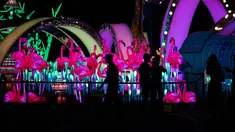 Pengunjung melihat pertunjukan cahaya yang berjudul "Halo Park" di Chaoyang Park, Beijing (7/5). Pameran ini merupakan karya dari tim seni dan multimedia kreatif internasional. (AFP/Fred Dufour)