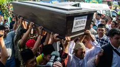 Sejumlah keluarga dan kerabat mengangkat jenazah korban jatuhnya pesawat Lion Air JT 610 Jannatun Cintya Dewi saat tiba di kediaman kawasan Sukodono, Sidoarjo, Jawa Timur, Kamis (1/11). (JUNI KRISWANTO / AFP)