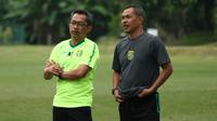 Pelatih Persebaya Surabaya, Aji Santoso, berdiskusi dengan Mustaqim saat latihan di Lapangan Yogyakarta Independent School, Yogyakarta, Rabu (23/1). Latihan ini merupakan persiapan jelang Liga 1 2020. (Bola.com/Aditya Wany)