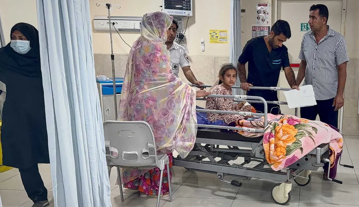 Seorang anak yang terluka—menurut laporan media Iran—akibat serangan yang menghantam sebuah rumah tempat berlangsungnya pesta pernikahan di Kuhestak, Iran selatan, sedang menjalani perawatan di sebuah rumah sakit di Minab, Iran, Rabu dini hari, 2 September 2026. (Morteza Akhoondi/Tasnim News Agency via AP)