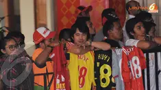Meski kedatangan timnas Belanda mengalami keterlambatan selama hampir satu jam fans tetap setia menunggu di luar bandara Halim Pk pada Rabu 5 Juni 2013 (Liputan6.com/Helmi Fithriansyah)