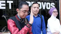 Ario Kiswinar bersama ibunya, Aryani Soenarto mendatangi Propam Polda Metro Jaya untuk mengecek kasusnya terhadap Mario Teguh, Kamis (27/7/2017). (Herman Zakharia/Liputan6.com)