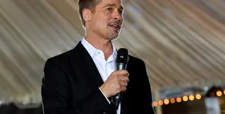 Melewati proses perceraian memang bukan hal yang mudah bagi sepasang suami-istri. Seperti halnya Brad Pitt yang digugat cerai Jolie pada akhir 2016 lalu. Ia mengalami keterpurukan dan sedih yang cukup berlanjut. (AFP/Bintang.com)