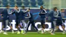 Para pemain Lyon berlatih jelang menghadapi Zenit pada matchday kelima Grup G Liga Champions di Gazprom Arena, Saint Petersburg, Rusia, Selasa (26/11/2019). Lyon akan menghadapi Zenit di Saint-Petersburg Stadium. (Olga MALTSEVA/AFP)