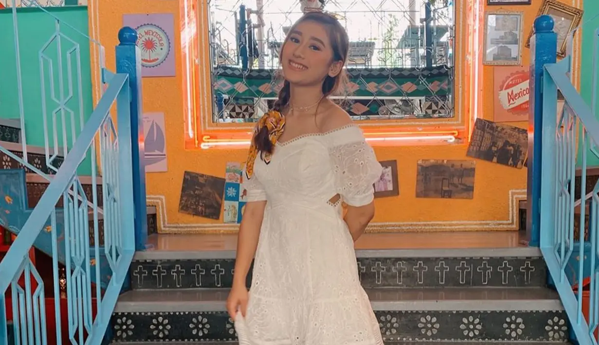 Amanda Caesa sendiri beberapa kali terlihat menggunakan simple dress dengan model sabrina dalam akun Instagram pribadinya. Penampilannya pun sering mendapatkan pujian dari para netizen.
(Liputan6.com/IG/@amandacaesaa)