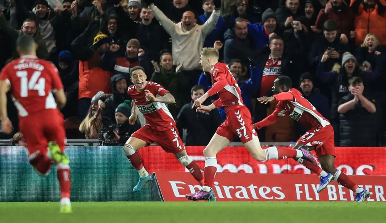 Pemain Middlesbrough Josh Coburn (tengah) merayakan dengan rekan setimnya usai mencetak gol ke gawang Tottenham Hotspur pada pertandingan putaran kelima Piala FA di Stadion Riverside, Middlesbrough, Inggris, 1 Maret 2022. Tottenham Hotspur kalah 1-0 dan tersingkir dari Piala FA.(Lindsey Parnaby/AFP)