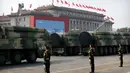 Kendaraan militer yang membawa rudal balistik antarbenua Dongfeng-41 (DF-41) melintas dalam parade militer di Beijing, 1 Oktober 2019. DF-41 disebut bisa membawa 10 hulu ledak nuklir secara terpisah yang bisa menghantam berbagai target. (AP/Mark Schiefelbein)