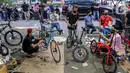 Teknisi merakit sepeda pesanan pembeli di Toko Sepeda Maju Royal, Cipondoh, Kota Tangerang, Kamis (11/6/2020). Selama masa pandemi Covid-19 penjualan sepeda lipat mengalami kenaikan dibanding sebelum masa pandemi. (Liputan6.com/Fery Pradolo)