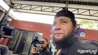 Penampilan terbaru Ammar Zoni yang akan diserahkan ke Kejaksaan Negeri Jakarta Barat untuk disidangkan atas kasus penyalahgunaan narkoba. (sumber: KapanLagi.com/Irfan Kafril)