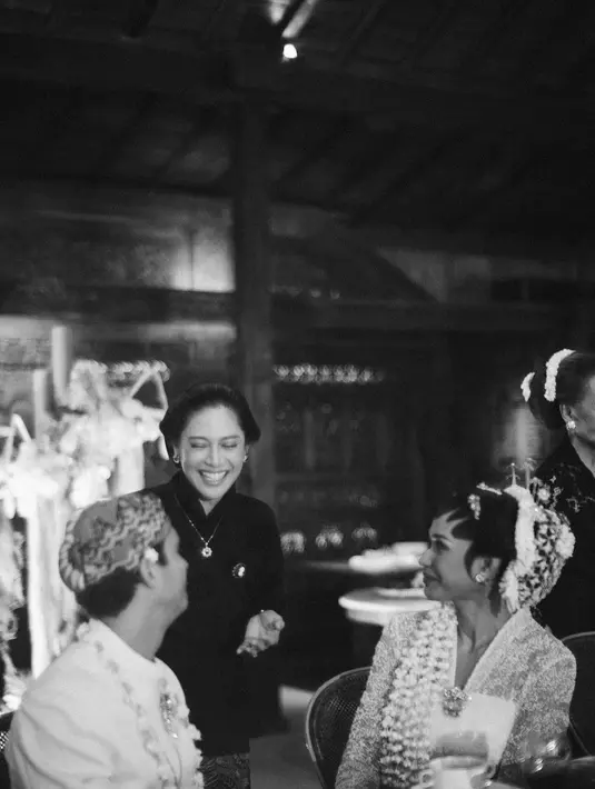 Dian Sastro tentu memiliki peran penting di acara ini. Sebagai sahabat dekat sejak lama, Dian Sastro berperan mengantarkan dan mendampingi Adinia Wirasti kepada sang suami Michael Wahr. Foto: Instagram.