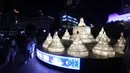 Warga berjalan di dekat ornamen lampu hias saat llumination of Jakarta: Glow of Peace di kawasan Bundaran Hotel Indonesia, Jakarta, Kamis (28/5/2026). (Kapanlagi.com/Budy Santoso)