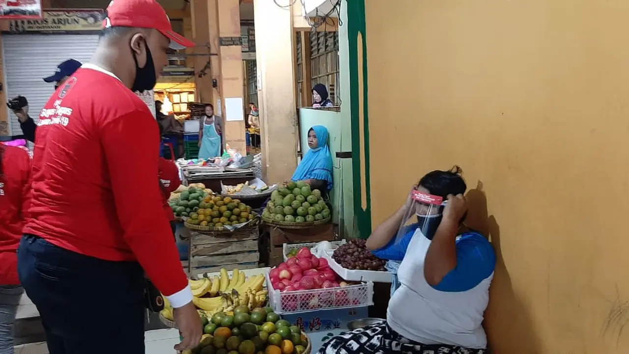 Buktikan Tak Komunis, Kader PDIP Yogyakarta Bagikan Masker dan APD