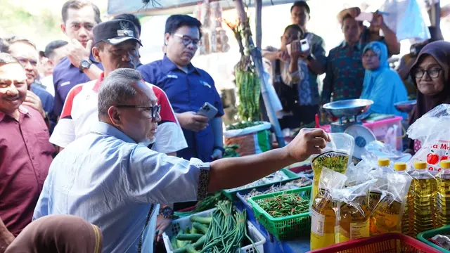 Menteri Perdagangan (Mendag) Zulkifli Hasan mengunjungi Pasar Bakauheni di Kabupaten Lampung Selatan.