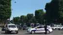Kendaraan polisi Prancis menutup akses jalan Champs Elysees di Paris, Prancis, Senin (19/6). Sebuah mobil mengeluarkan api usai sengaja menabrak kendaraan polisi di lokasi wisata terkenal tersebut yang menewaskan pengemudinya (AP Photo/Matthieu Alexandre)