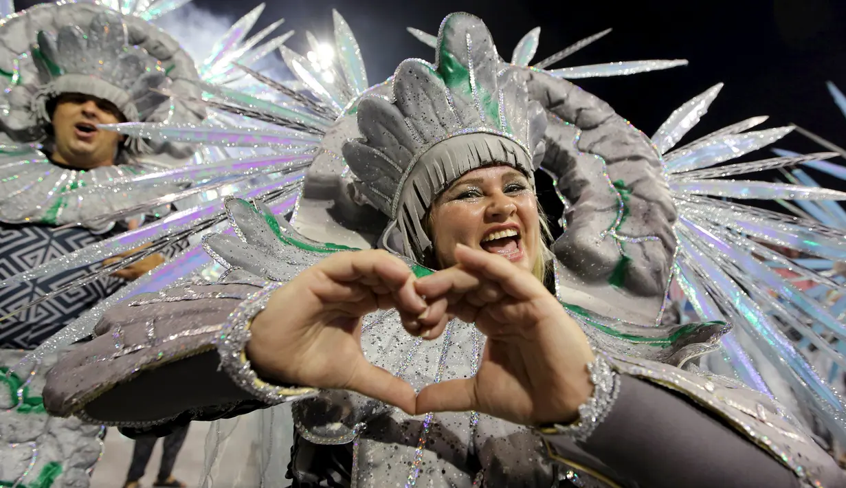 Peserta dari sekolah tari Vila Maria saat memamerkan aksi mereka menggunakan kostum unik untuk memeriahkan Karnaval Tahunan Brasil di Sao Paulo (5/2). (REUTERS/Paulo Whitaker)