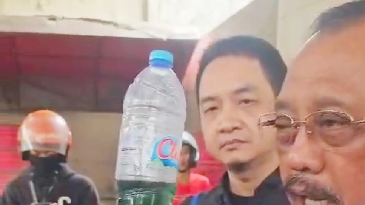Wakil Wali Kota Surabaya Armuji sidak dan mendapati adanya campuran dua zat cair yang berbeda di dalam BBM jenis Pertalite