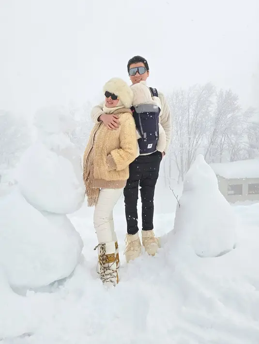 Belum usai liburan Syahrini di Jepang, kali ini ia nikmati tebalnya salju bersama Reino Barrack dan Baby R [@princessyahrini]
