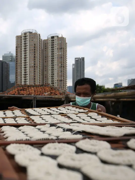 Pekerja menjemur kerupuk di industri rumahan di kawasan Manggarai, Jakarta, Rabu (26/1/2022). Program Pemulihan Ekonomi Nasional (PEN) 2022 ditetapkan sebesar Rp455,62 triliun pada APBN tahun ini. (Liputan6.com/Angga Yuniar)