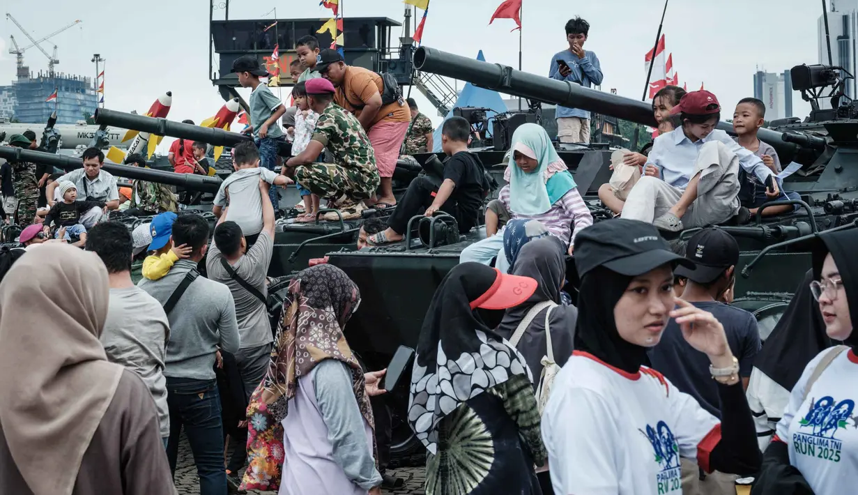 Tentara Nasional Indonesia (TNI) memamerkan sejumlah Alat Utama Sistem Pertahanan (Alutsista) di lapangan Monumen Nasional (Monas) di Jakarta pada Minggu 21 September 2025. (YASUYOSHI CHIBA/AFP)