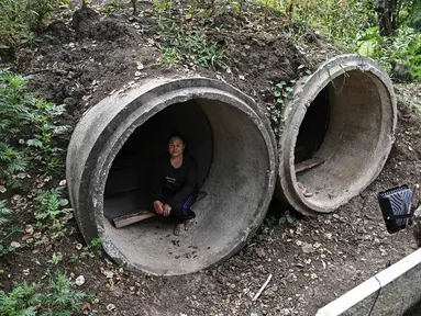 Petani Thailand, Pratuan Chuawong, duduk di dalam bunker dekat sebuah kuil selama bentrokan di sepanjang perbatasan Thailand-Kamboja di Provinsi Sa Kaeo, Thailand, pada Rabu 10 Desember 2025. Lebih dari 500.000 orang telah mengungsi ke tempat aman di Thailand dan Kamboja sejak dimulainya kembali konflik perbatasan. (Lillian SUWANRUMPHA/AFP)