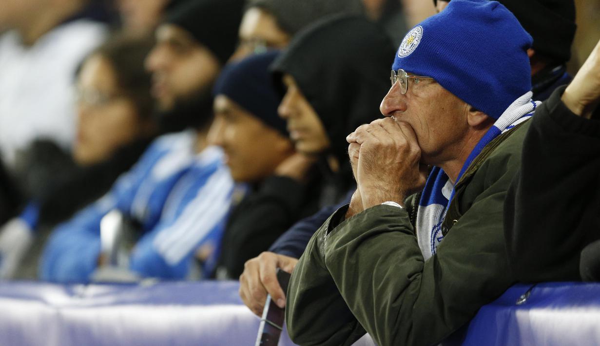 Ekspresi Fans Leicester City saat menyaksikan timnya melawan FC Kopenhagen pada laga Liga Champions grup G di King Power Stadium, Leicester, Rabu (19/10/2016) dini hari WIB. (Action Images via Reuters/Andrew Boyers