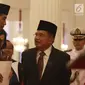 Presiden Joko Widodo (kiri) berbincang dengan Wapres Jusuf Kalla (kanan) saat akan memberi keterangan terkait THR di Jakarta, Rabu (23/5). Berbeda dengan tahun sebelumnya, tahun ini THR juga diberikan kepada pensiunan. (Liputan6.com/Angga Yuniar)