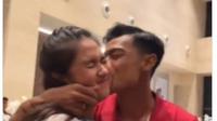 Aksi Pratama Arhan Peluk dan Cium Azizah Salsha Usai Bertanding Bikin Warganet Gemas dan Baper.&nbsp; foto: Instagram @arhanaziza