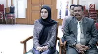 Aktris Nikita Mirzani menjalani sidang isbat dan perceraian pernikahan sirinya dengan pengusaha Dipo Latief di Pengadilan Agama Jakarta Selatan, Rabu (29/8). Dipo Latief mangkir dan hanya diwakili kuasa hukumnya. (Liputan6.com/Immanuel Antonius)