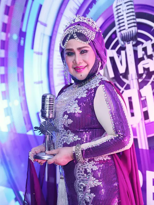 Si Ratu Dangdut ini mendapatkan penghargaan sebagai rasa terima kasih karena selama bertahun-tahun menghidupkan musik dangdut. (Nurwahyunan/Bintang.com)