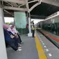 Kereta berhenti di Stasiun Cakung, Jakarta, Selasa (9/10). Modernisasi Stasiun Cakung guna mendukung modernisasi Double-Double Track (DDT) Manggarai-Cikarang demi meningkatkan kapasitas dan pelayanan penumpang. (Liputan6.com/Herman Zakharia)