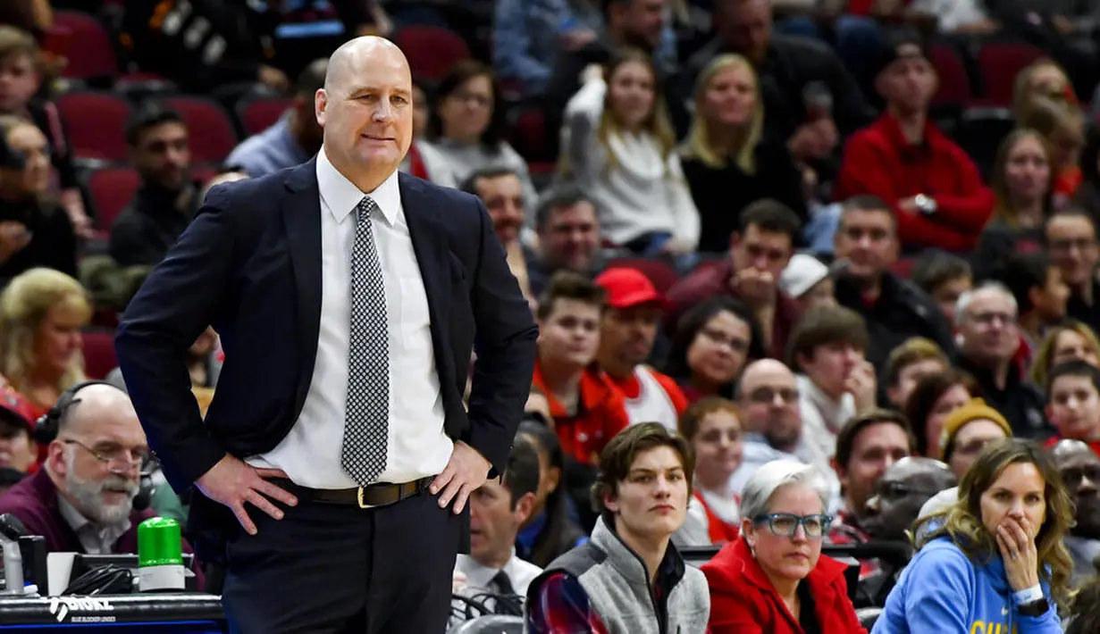 Pelatih Chicago Bulls, Jim Boylen, saat pertandingan melawan Milwaukee Bucks pada laga NBA di United Center, Selasa (31/12/2019). Milwaukee Bucks menang 123-102 atas Chicago Bulls. (AP/Matt Marton)