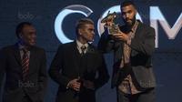 Mantan striker Bali United, Sylvano Comvalius, menerima penghargaan Top Scorer di Hotel Mulia, Jakarta, Jumat (22/12/2017). Malam Penghargaan Liga 1 memberi apresiasi kepada sejumlah tokoh sepak bola. (Bola.com/Vitalis Yogi Trisna)