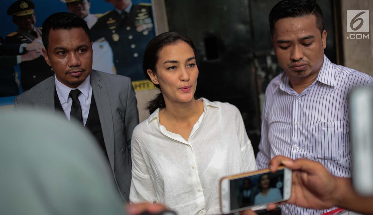 Artis yang juga anak Ratna Sarumpaet, Atiqah Hasiholan memberi keterangan kepada awak media di Polda Metro Jaya, Jakarta, Selasa (6/11). Atiqah menjenguk ibunya, Ratna Sarumpaet yang dikabarkan kondisi kesehatannya menurun. (Liputan6.com/Faizal Fanani)