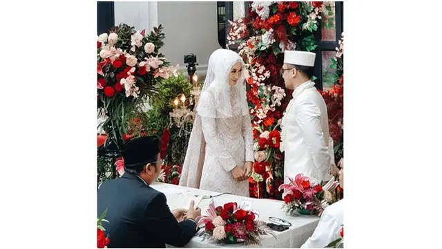 Senyum haru penuh bahagia juga terlihat di wajah keduanya yang telah resmi menyandang status sebagai suami dan istri.