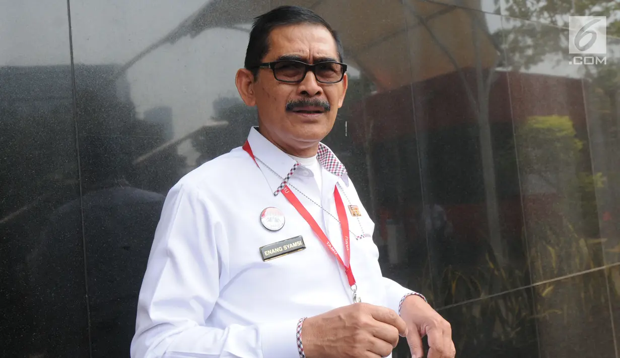 Kepala Kantor Imigrasi Kelas I Bandara Soekarno-Hatta, Enang Supriyadi Syamsie, menyambangi Gedung KPK di Jakarta, Senin (8/10). Enang diperiksa sebagai saksi pemeriksaan tambahan pengembangan perkara tersangka pengacara Lucas. (Merdeka.com/Dwi Narwoko)