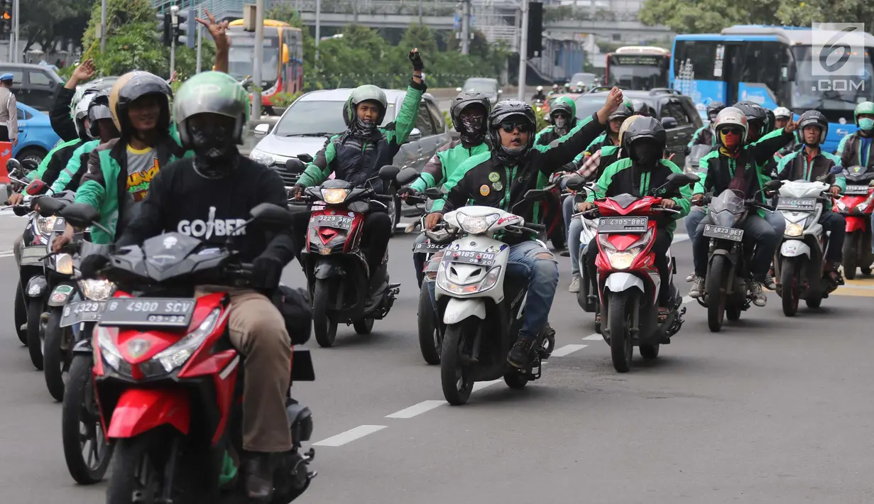 Pengemudi ojek online melakukan konvoi di Jalan Medan Merdeka Barat, Jakarta, Selasa (27/3). Mereka bergerak dari IRTI Monas menuju seberang Istana Merdeka untuk menuntut Pemerintah melakukan rasionalisasi tarif. (Liputan6.com/Arya Manggala)