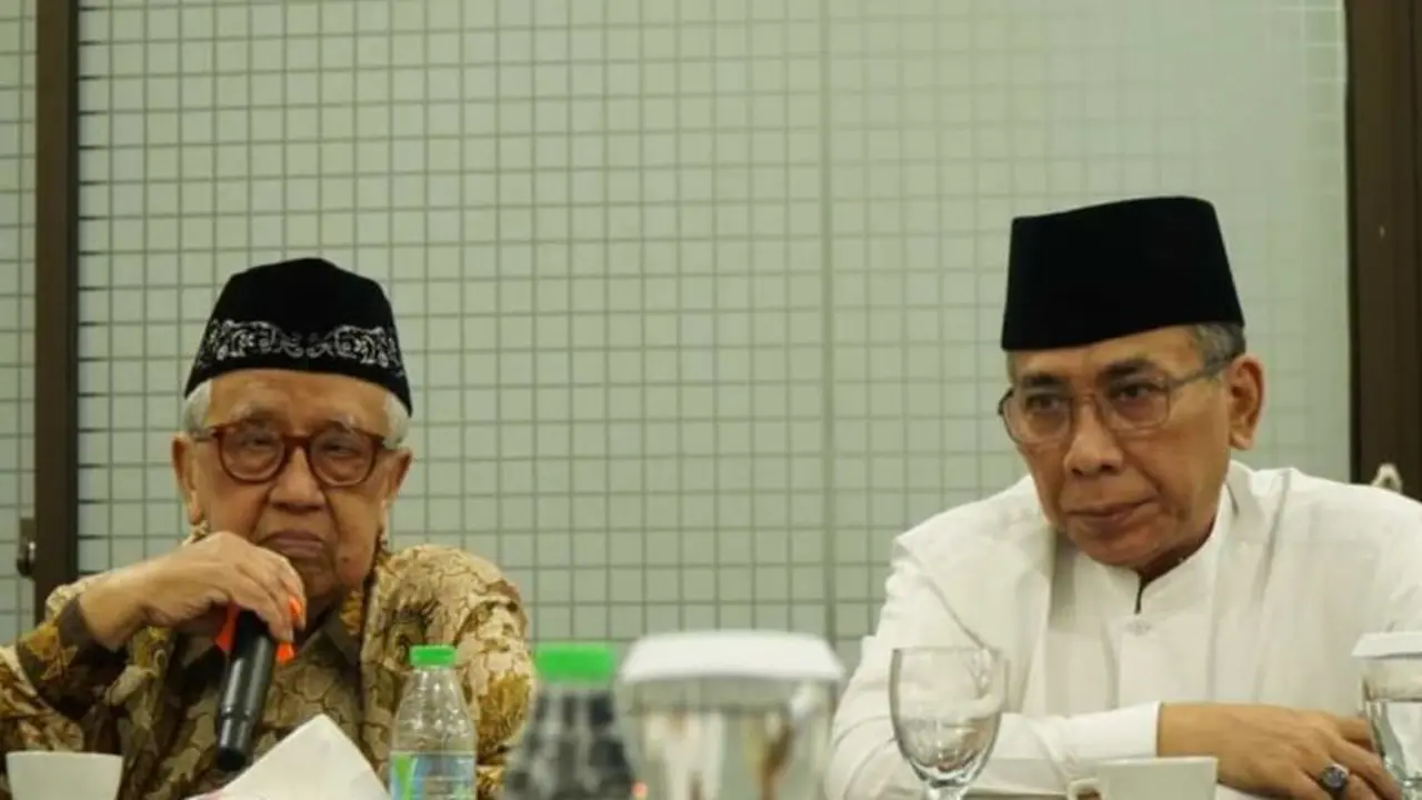 Ketua Umum PBNU, Yahya Cholil Staquf saat menghadiri silaturahim PBNU sesi kedua di Pesantren Tebuireng, Jombang, Jawa Timur, pada Sabtu (6/12).