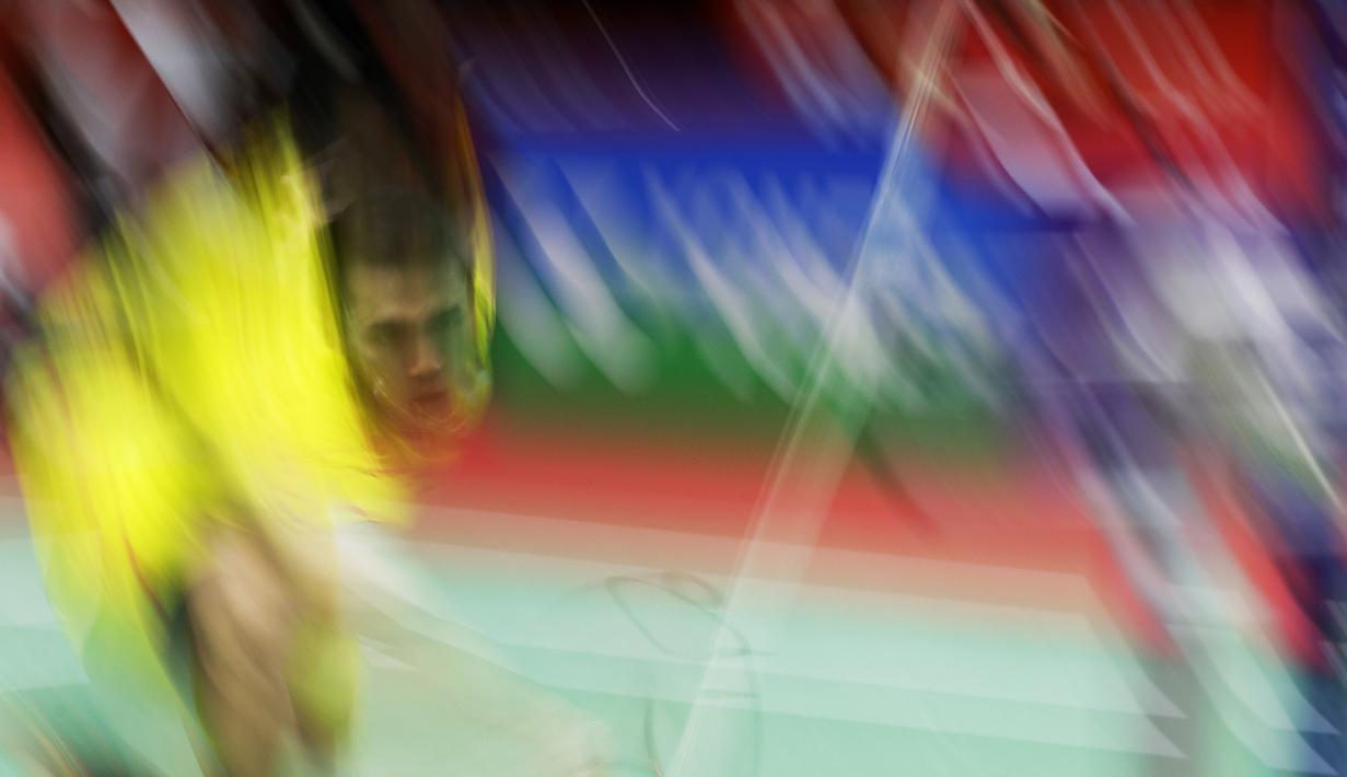 Tunggal putra Indonesia, Jonatan Christie, mengembalikan kok saat melawan tunggal India pada Indonesia Masters 2019 di Istora Senayan, Jakarta, Jumat (25/1). Jonatan lolos ke semifinal. (Bola.com/Yoppy Renato)