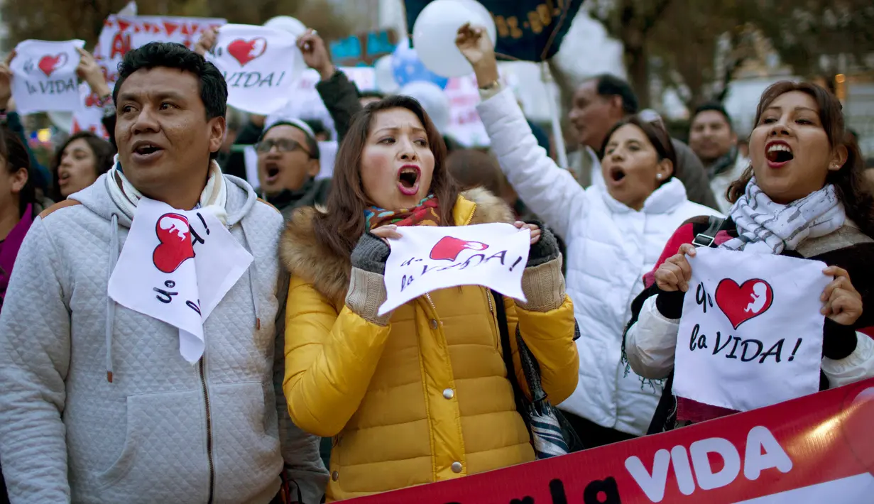 Demonstran menyanyikan lagu "I love life" saat menggelar aksi anti-aborsi di La Paz, Bolivia (23/5). Mereka melakukan demonstrasi untuk untuk menentang praktek aborsi serta menolak RUU legalisasi aborsi. (AP Photo / Juan Karita)